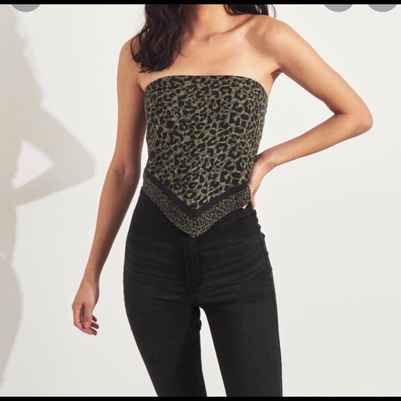 NWT Hollister Bandana top - Picture 4 of 4
